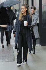 Jessica Alba Street Style – Rainy Day in New York  фото №952884
