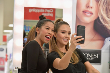 Jessica Alba Surprises Target Guests With Honest Beauty Makeovers in New Jersey фото №953232