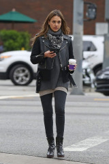 Jessica Alba – Stopped by a Coffee Shop in Los Angeles фото №931719