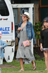 Jessica Alba with family on vacationing in Hawaii фото №931292