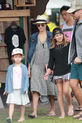 Jessica Alba with family on vacationing in Hawaii фото №931293
