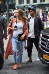 Jessica Alba – With Her Brother Joshua in NYC фото №993807