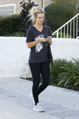 Kaley Cuoco Leaves a Office Building in Los Angeles фото №1039089