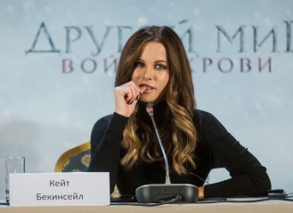 Kate Beckinsale – ‘Underworld: Blood Wars’ Press Conference in Moscow фото №925016