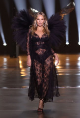 Kate Moss – Runway at Victoria’s Secret Fashion Show 2024 фото №1405673