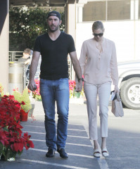 Kate Upton and Justin Varlander Shopping at the CVS in Beverly Hills фото №1024222
