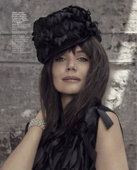 Katie Holmes for Town &amp; Country September 2024 фото №1401194