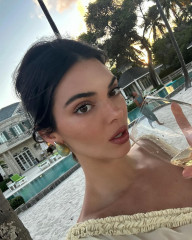 Kendall Jenner – Vacation Mood  фото №1384469