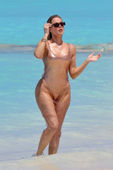 Khloe Kardashian – Bikini Shoot Turks and Caicos, April 2024 фото №1392909