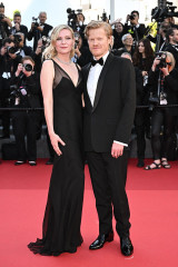 Kirsten Dunst – “Kinds Of Kindness” Premiere at Cannes Film Festival 2024 фото №1395328