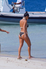 Kourtney Kardashian in Bikini on the Beach in Bali, October 2018 фото №1113658