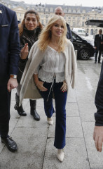 Kylie Minogue Arrives at Her Hotel in Paris 03/19/2018 фото №1055341