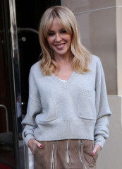  Kylie Minogue – Leaves the Royal Monceau Hotel in Paris фото №927597