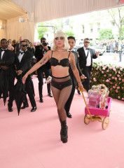 Lady Gaga Met Gala in New York фото №1169411