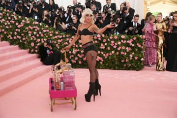 Lady Gaga Met Gala in New York фото №1169408