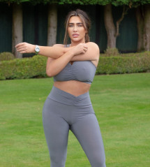 LAUREN GOODGER Workout at a Park in Essex 08/05/2020 фото №1268054