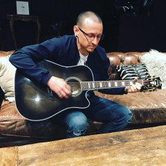 Linkin Park - Chester Bennington at D'Angelico Guitar Showroom in NY 05/01/2017 фото №1170989