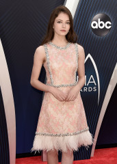 Mackenzie Foy – 2018 CMA Awards фото №1118571