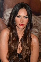 Megan Fox at Forever 21 in Glendale фото №1056223