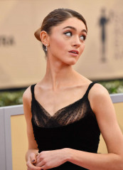 Natalia Dyer – 2018 Screen Actors Guild Awards in Los Angeles фото №1049341