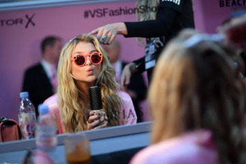 Rachel Hilbert – Victoria’s Secret Fashion Show 2016 Backstage фото №926937