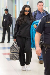 Rihanna - JFK Airport in New York 04/12/2019 фото №1159763