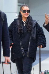 Rihanna - JFK Airport in New York 01/16/2020 фото №1242830