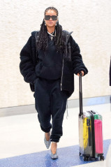 Rihanna - JFK Airport in New York 01/16/2020 фото №1242831