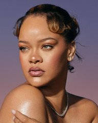 Rihanna - Fenty Beauty 'Demi Glow Light Diffusing Highlighter' (2024) фото №1392125