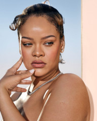 Rihanna - Fenty Beauty 'Soft Lit Glow' (2024) фото №1393743
