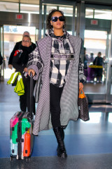 Rihanna - JFK Airport in New York 01/21/2020 фото №1243381