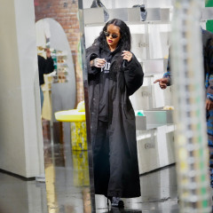 Rihanna - Bottega Veneta in Soho, New York 01/21/2022 фото №1334440