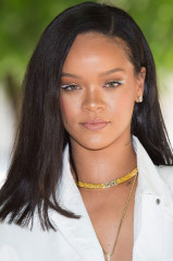 Rihanna - Louis Vuitton Show During Paris Fashion Week 06/21/2018 фото №1079801