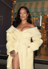 Rihanna – at the Fenty Hair Launch in London  фото №1403172