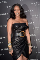 Rihanna – Launch of Make-Up ‘Fenty Beauty’ Line by Sephora in Milan фото №1059701