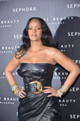 Rihanna – Launch of Make-Up ‘Fenty Beauty’ Line by Sephora in Milan фото №1059697