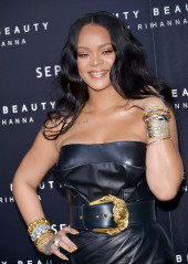 Rihanna – Launch of Make-Up ‘Fenty Beauty’ Line by Sephora in Milan фото №1059704