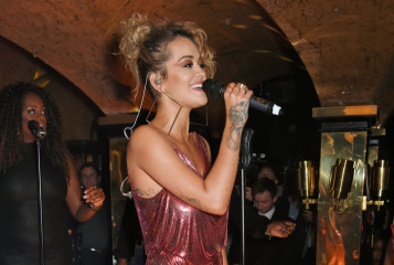 Rita Ora – Performs at the Rita Ora Dinner and Performance at Annabel’s  фото №978207