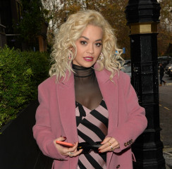 Rita Ora - Autograph Session of the album Phoenix in London 11/24/2018 фото №1121258