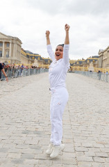 Salma Hayek – Attends the Carrying of the Olympic Flame, Paris 2024 фото №1399338