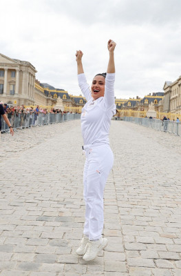 Salma Hayek – Attends the Carrying of the Olympic Flame, Paris 2024 фото №1399338