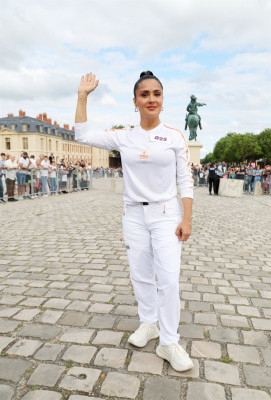 Salma Hayek – Attends the Carrying of the Olympic Flame, Paris 2024 фото №1399337