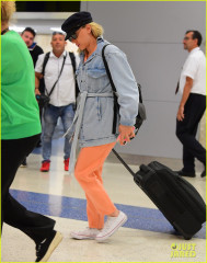 Scarlett Johansson - JFK Airport in New York 09/06/2019 фото №1217775