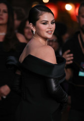 Selena Gomez – at Netflix’s “Emilia Perez” Premiere in Egyptian Theatre фото №1405188