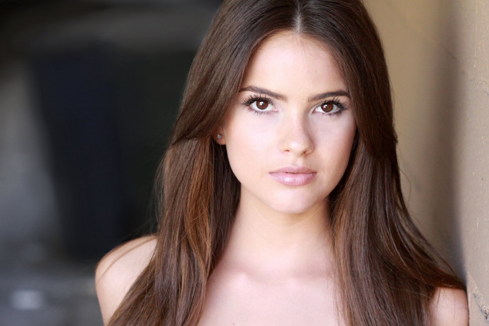 Шелли Хенниг (Shelley Hennig)