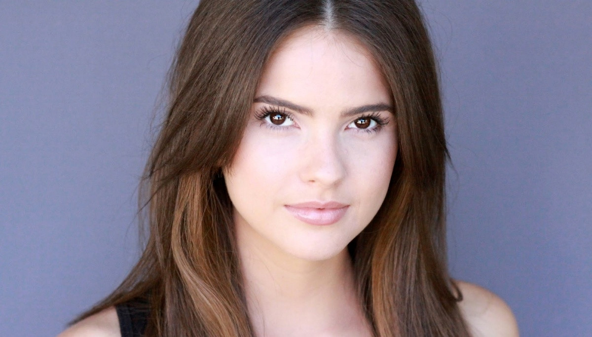 Шелли Хенниг (Shelley Hennig)