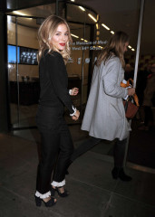 Sienna Miller at Museum of Modern Art in New York City фото №928733