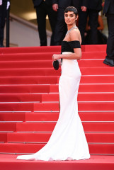 Taylor Hill – Opening Ceremony at 77th Cannes Film Festival  фото №1395142