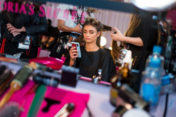 Taylor Marie Hill – Victoria’s Secret Fashion Show Backstage 2018 фото №1115106