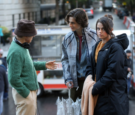 Timothée Chalamet - A Rainy Day in New York (2019) On Set in New York 10/04/2017 фото №1333677